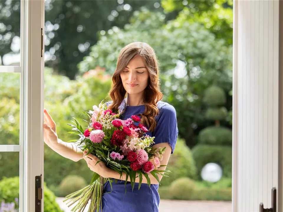 Lieferservice - Frau erhält Blumenpräsent